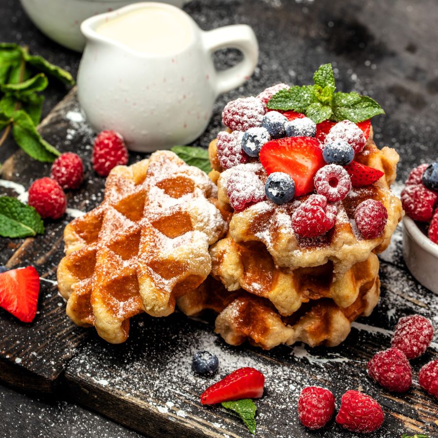 Waffles là một biểu tượng của ẩm thực Bỉ, thường được thưởng thức cùng với kem, siro hoa quả, trái cây tươi hoặc socola