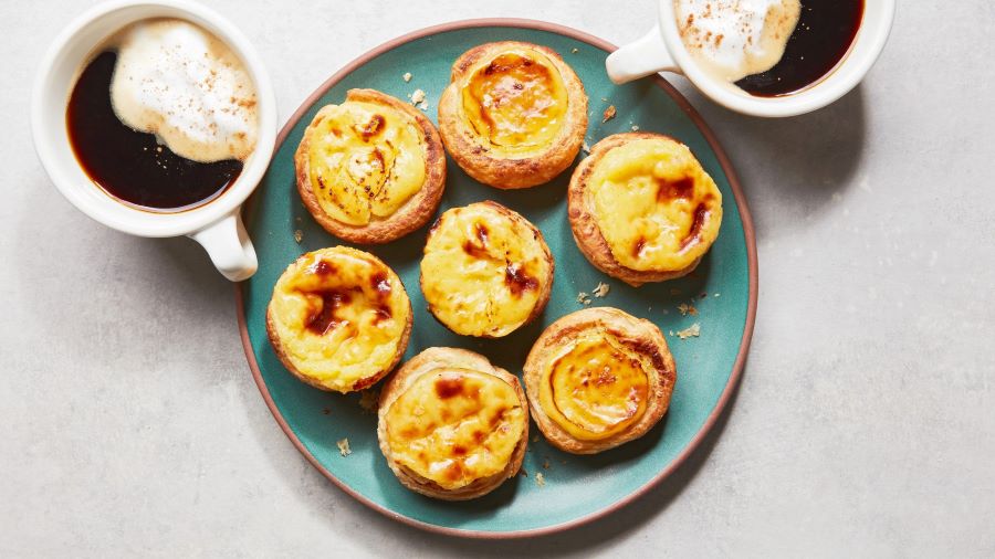 Những chiếc bánh Pastel de nata là biểu tượng quan trọng trong văn hóa ẩm thực Bồ Đào Nha