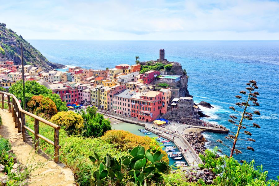 Từ vị trí ngôi làng, du khách có thể chiêm ngưỡng toàn bộ vẻ đẹp ngoạn mục của bờ biển Địa Trung Hải