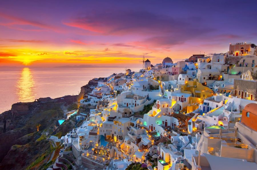Khung cảnh hoàng hôn lãng mạn và bí ẩn trên thị trấn Oia