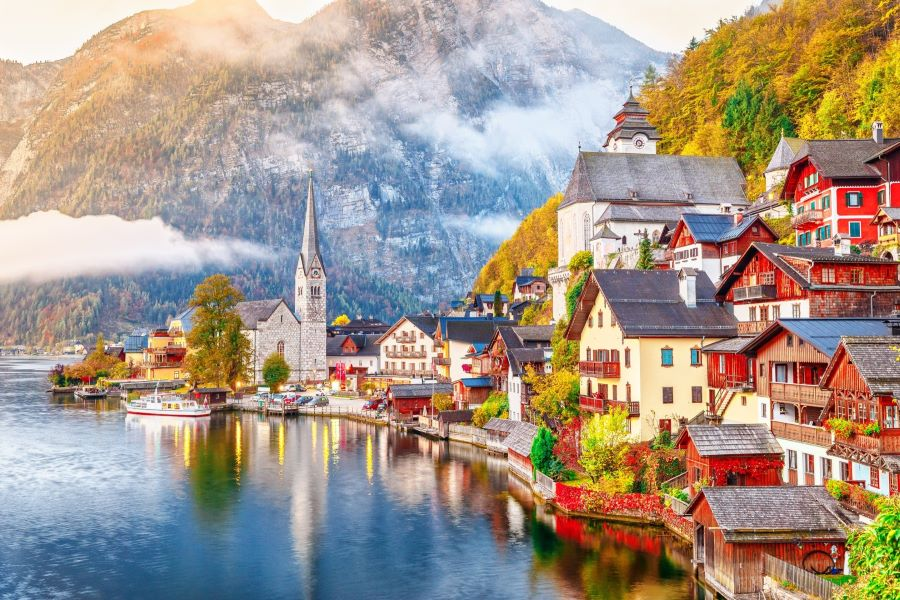 Hallstatt sở hữu vẻ đẹp trù phú được mệnh danh là “hòn ngọc nước Áo”
