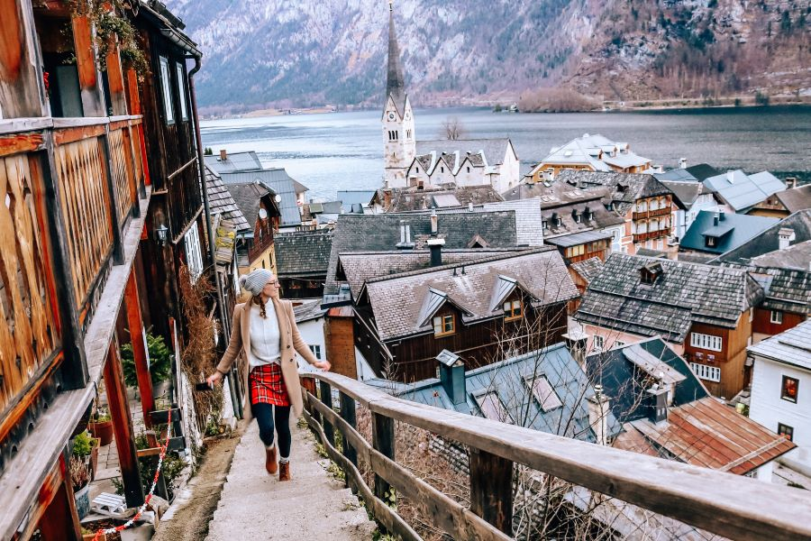 Dừng chân tại Hallstatt, du khách sẽ cảm nhận được vẻ đẹp cổ kính từ những ngôi nhà gỗ cũ kỹ