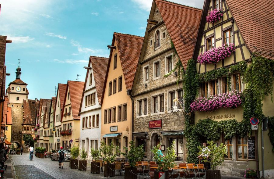 Rothenburg với những ngôi nhà mái đỏ theo kiểu kiến trúc cổ truyền thống