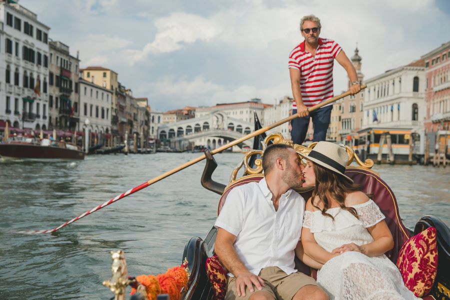 Đi thuyền Gondola cặp đôi là cách hoàn hảo để khám phá thành phố Venice lãng mạn 