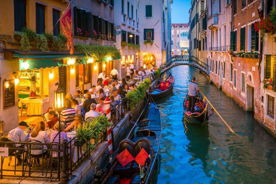 Du khách có thể chọn đi thuyền Gondola đêm để tận hưởng khung cảnh Venice sáng bừng vào buổi tối 