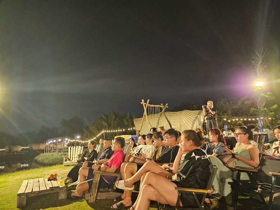 Mọi người cùng nhau ngồi nhìn lại những nỗ lực, những thành công của một năm vừa qua