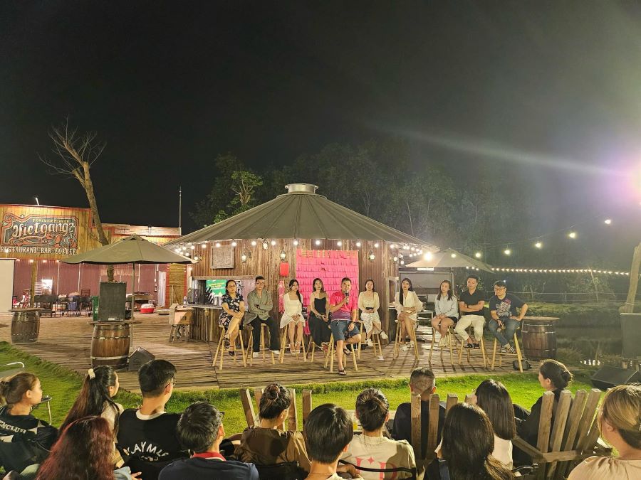 Ông Nguyễn Văn Toàn - Phó Tổng Giám Đốc Top Ten Travel đang có những lời động viên, định hướng công việc cho tập thể nhân viên Khối Kinh Doanh