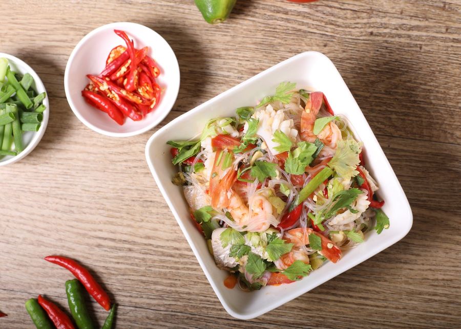 Nhắc đến các món mì giải nhiệt mùa hè trứ danh ẩm thực châu Á, chắc chắn không thể bỏ qua Yum Woon Sen