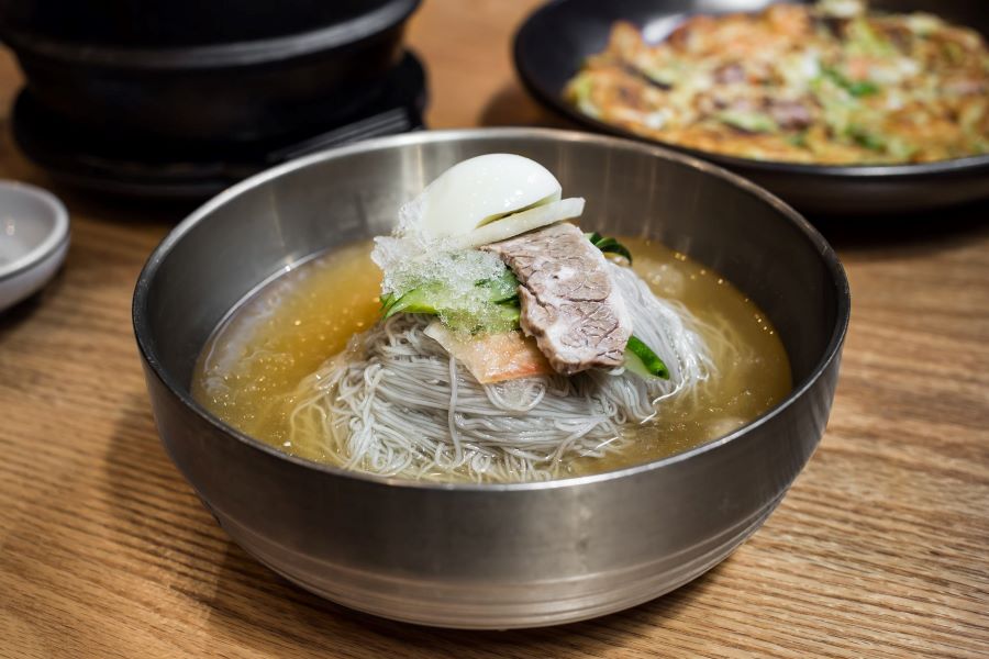Mì lạnh Naengmyeon Hàn Quốc có hai loại chủ yếu là Mul-naengmyeon (mì lạnh nước) và Bibim-naengmyeon (mì lạnh dạng trộn)