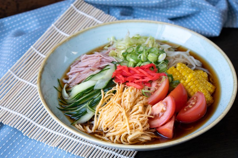 Bát mì lạnh Hiyashi Chuka hứa hẹn sẽ thỏa mãn cơn thèm mì nhưng ngại nóng của du khách khi ghé thăm xứ sở mặt trời mọc