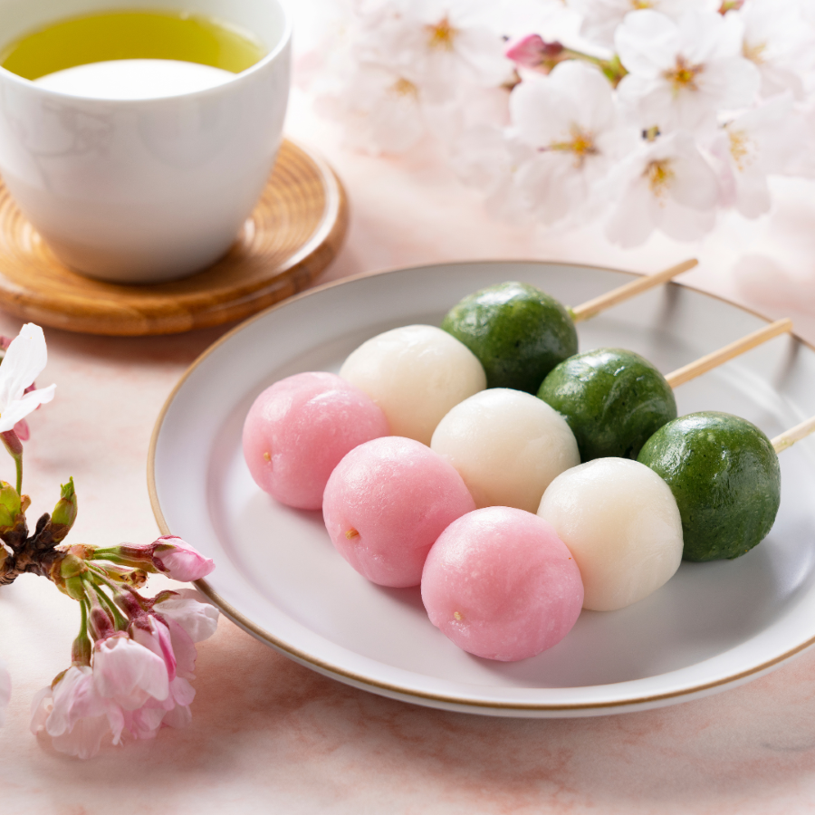 Hanami Dango là loại wagashi truyền thống của Nhật Bản với ba màu sắc phổ biến là trắng, hồng, xanh 