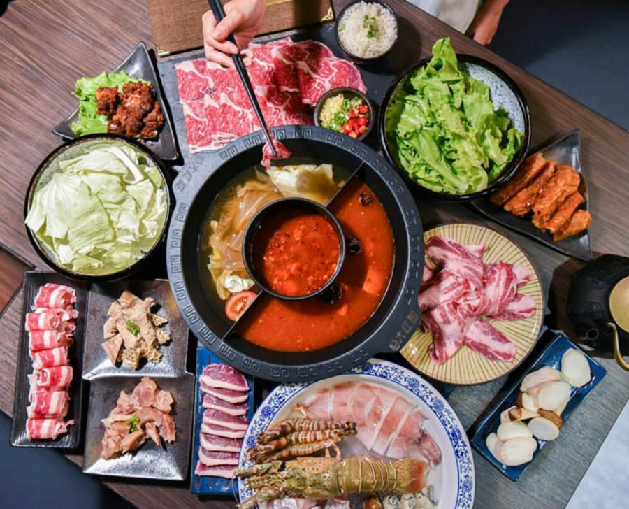 Lẩu vủa Trung Quốc thường được chia thành nhiều ngăn, tùy vào khẩu vị của người dùng