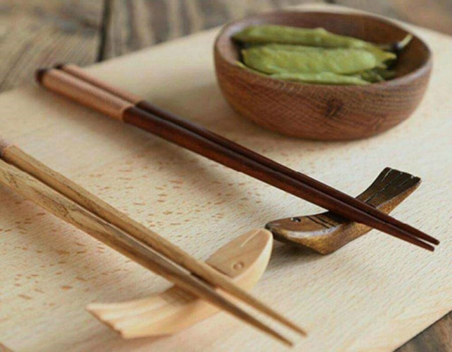 Việc gõ đũa vào chén là một hành vi không may mắn