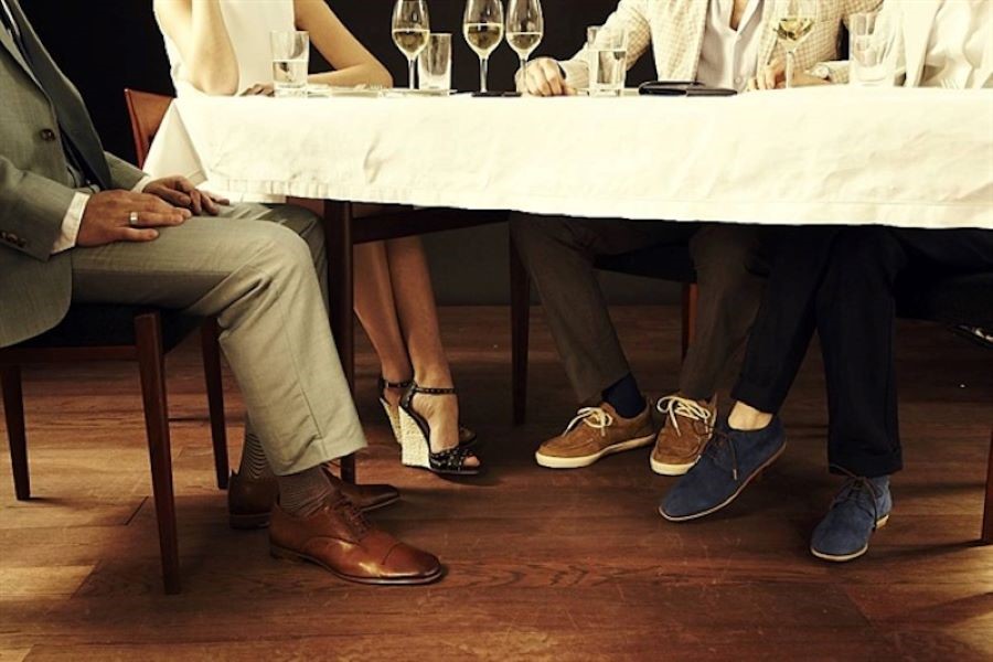 Ngồi ăn tại bàn ăn không chạy lung tung là một quy tắc căn bản trong ẩm thực Trung Quốc