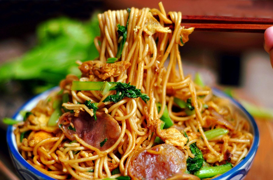 Mỳ xào được nấu chung với nhiều nguyên liệu khác nhau