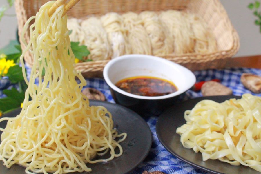 Sợi mỳ hoành thánh dài và màu sắc rực rỡ