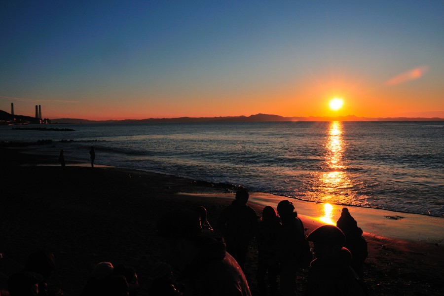 Nhiều người dân địa phương và các tín đồ du lịch Nhật Bản thường tụ tập tại đây để cùng nhau đón khoảnh khắc giao thừa