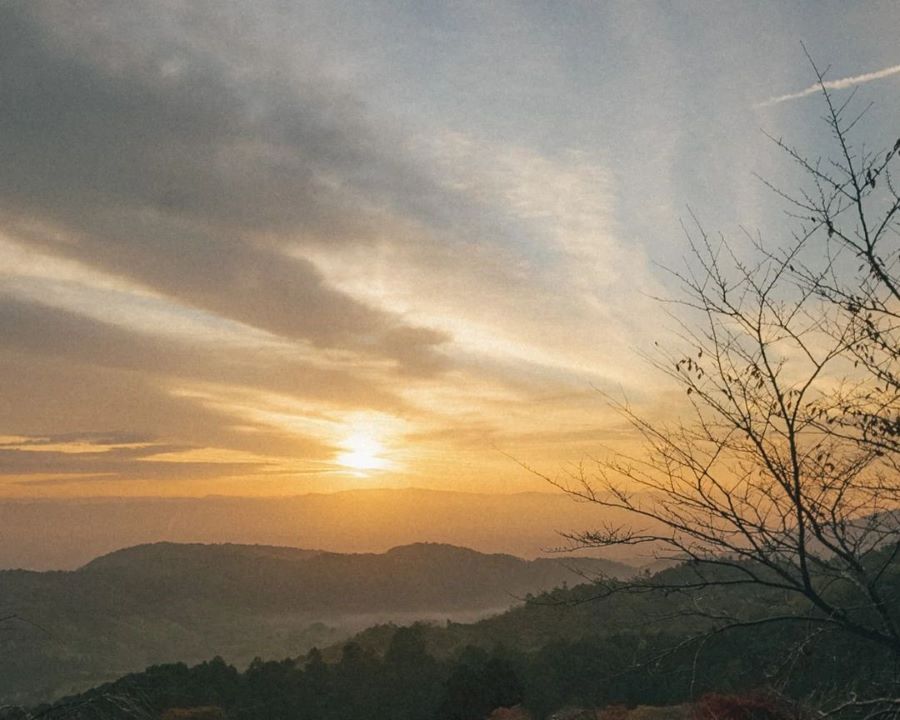 Khi những tia nắng đầu tiên của năm mới chiếu rọi xuống, Yoshiminedera trở nên thật lung linh và huyền ảo