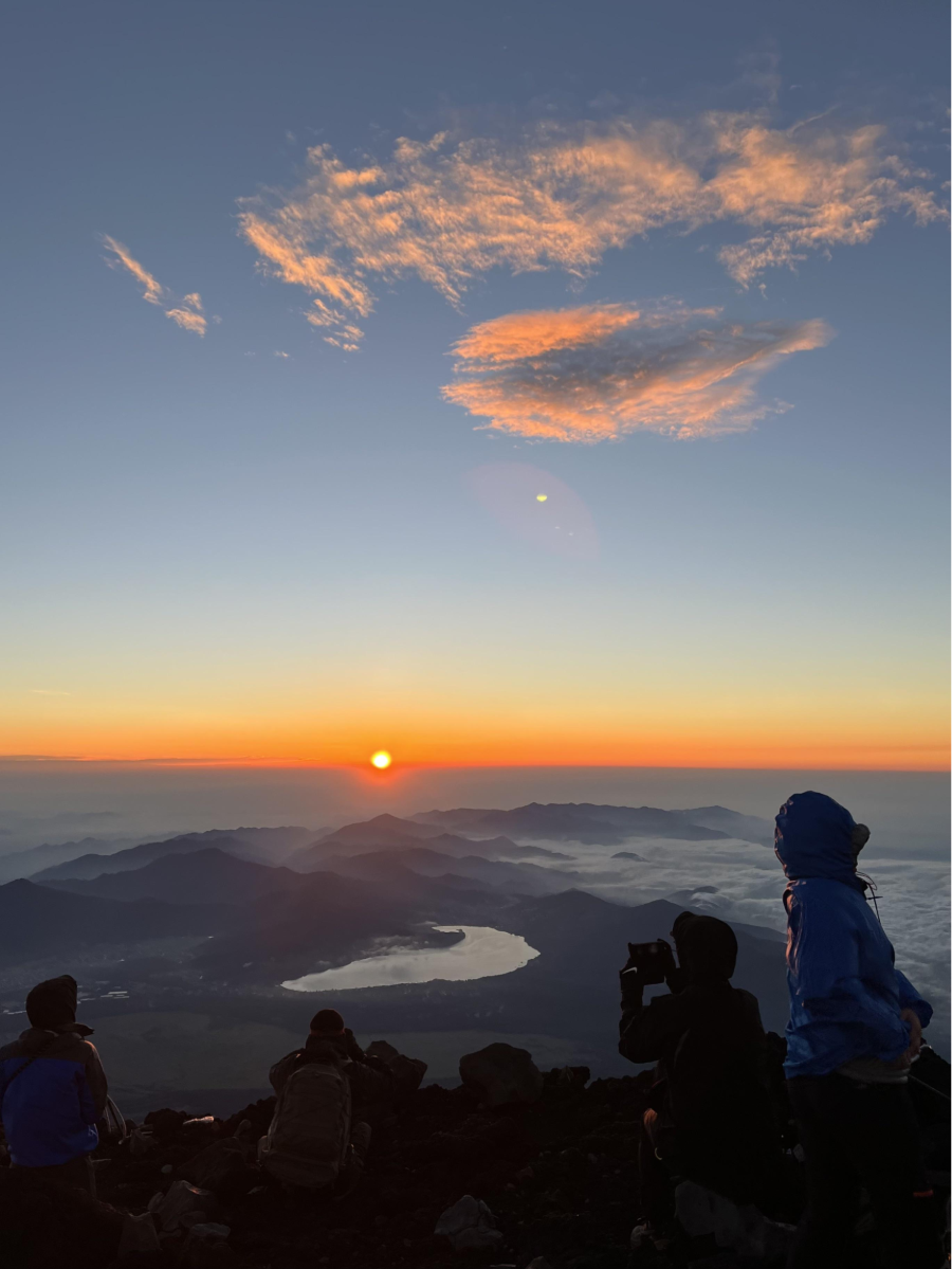 Khi những tia nắng đầu tiên của năm mới chiếu rọi xuống, cả khung cảnh bỗng trở nên lung linh và huyền ảo hơn bao giờ hết