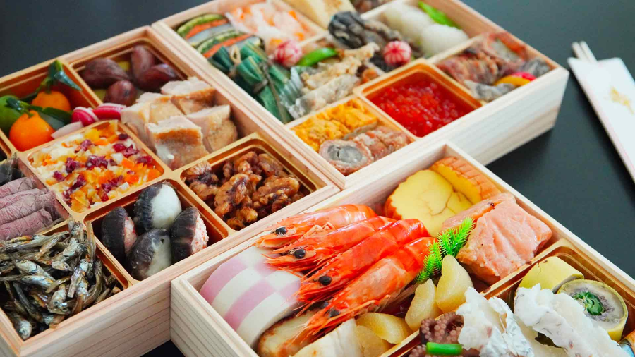 Về ẩm thực, Okinawa nổi tiếng với những món ăn độc đáo và tươi ngon