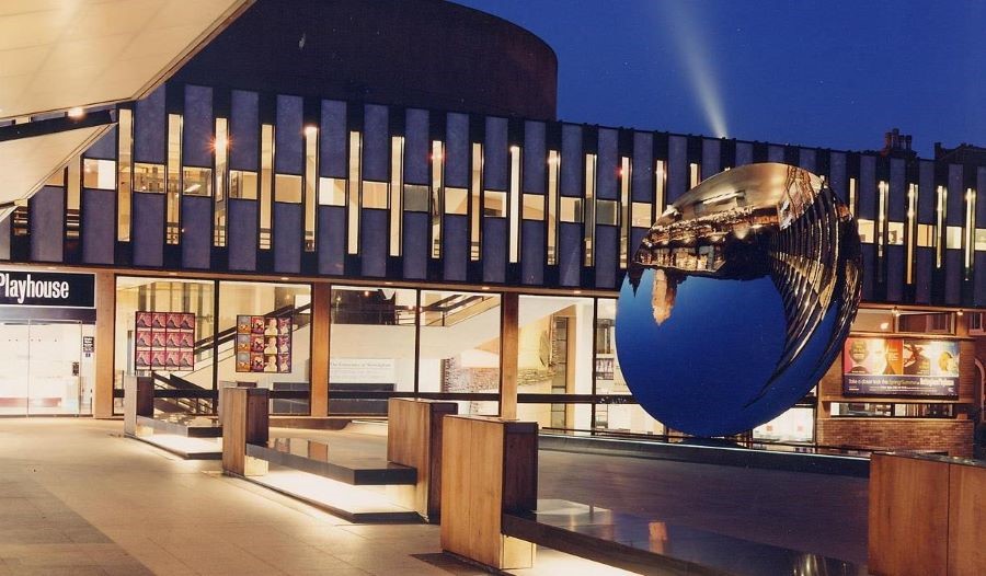 Đừng quên ghé qua Nottingham Playhouse để được tận mắt chiêm ngưỡng Sky Mirror bạn nhé!