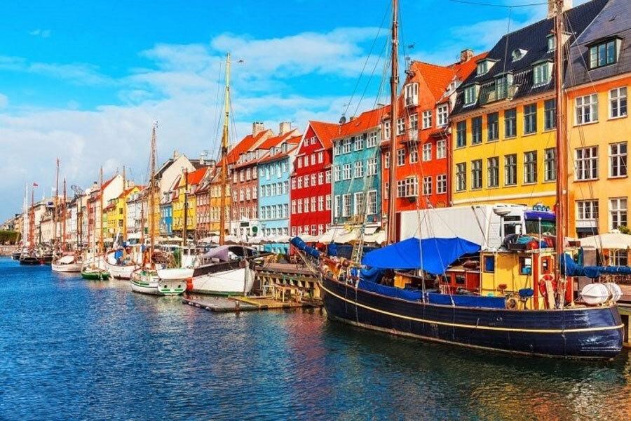 Bến cảng Nyhavn là một cảng nổi tiếng ở Copenhagen