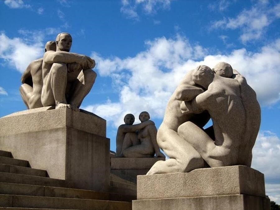 Các bức tượng nghệ thuật miêu tả đời sống và các hoạt động của con người