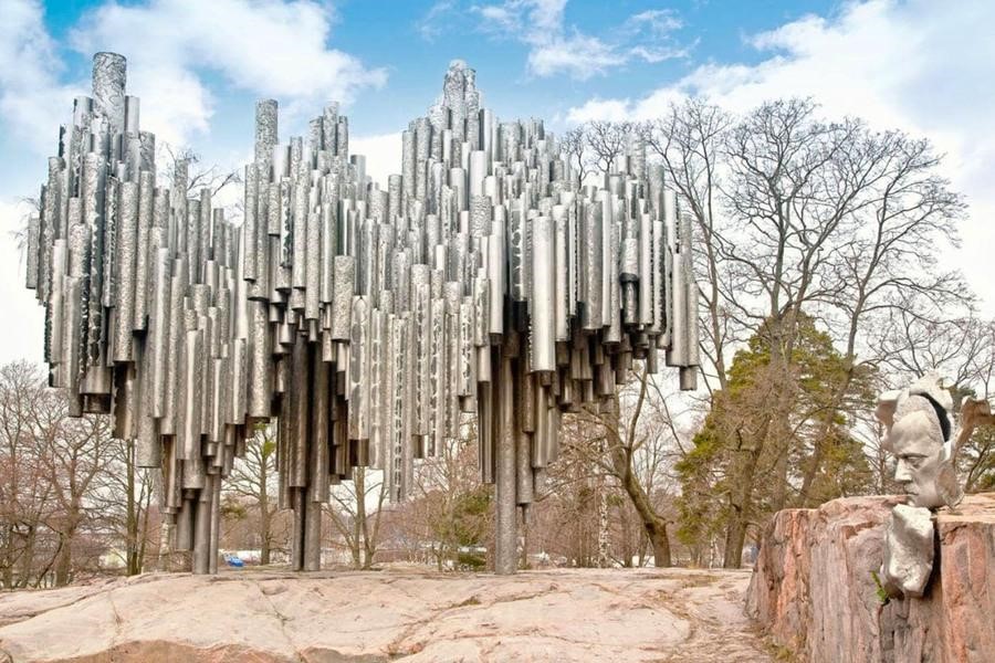 Đài tưởng niệm Sibelius được xây dựng để tưởng nhớ và vinh danh nhà soạn nhạc Jean Sibelius