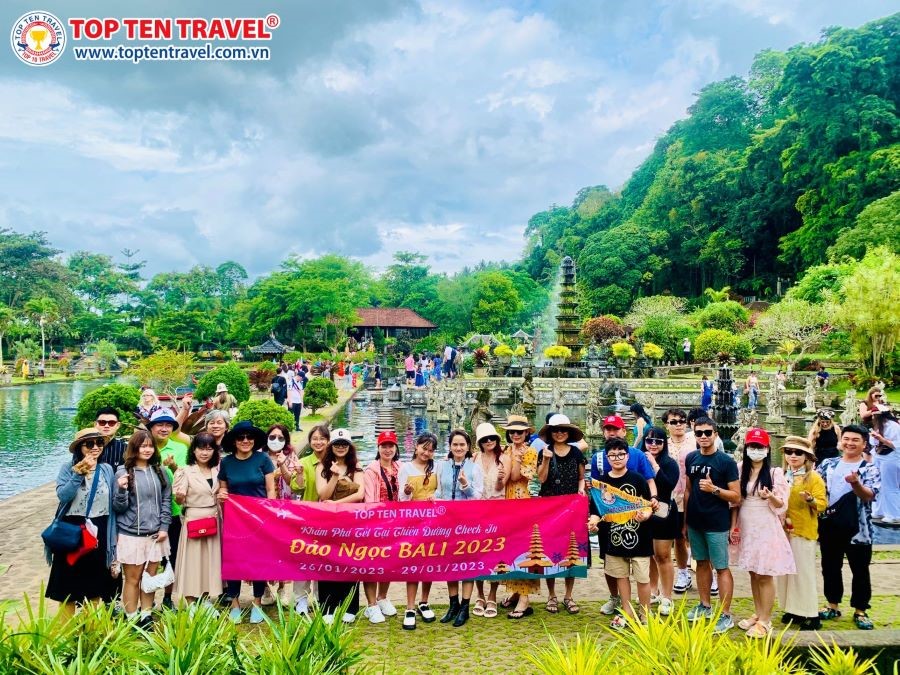 DU khách Top Ten Travel check in tại cung điện nước Tirta Gangga hay còn gọi là đền Cá là một quần thể kiến trúc độc đáo