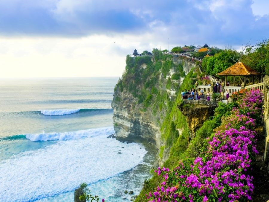 Ngôi đền Uluwatu là địa điểm ngắm hoàng hôn đẹp nhất ở đảo Bali