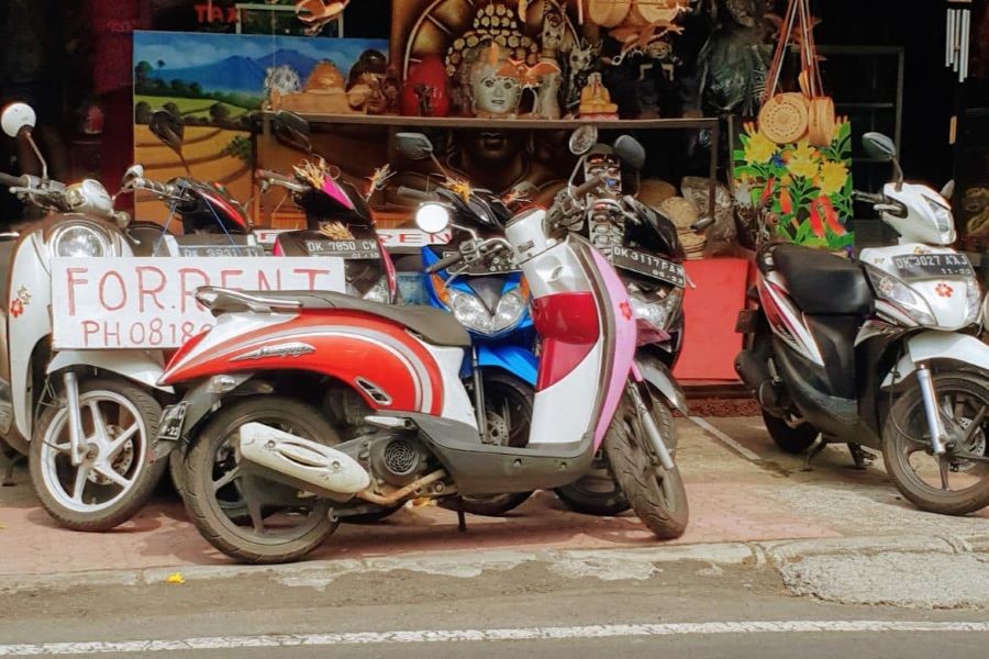 Du khách có thể thuê xe máy để thuận tiện di chuyển giữa các điểm tham quan tại Bali