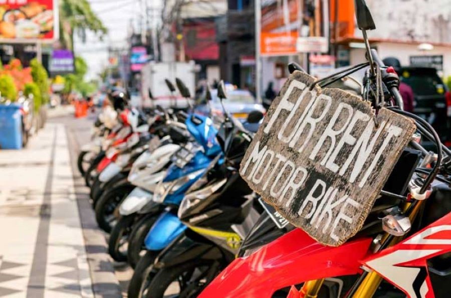 Du khách có thể thuê xe máy để tiết kiệm chi phí đi lại