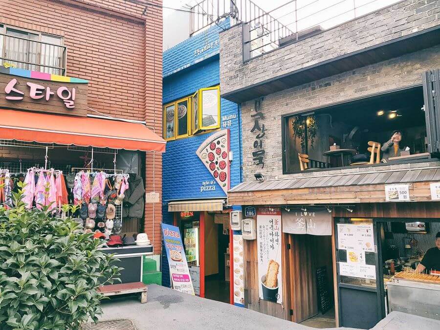 Ngồi nhâm nhi tách cà phê thơm nồng, phóng tầm mắt ra xa ngắm nhìn toàn cảnh thành phố là trải nghiệm thú vị tại Gamcheon