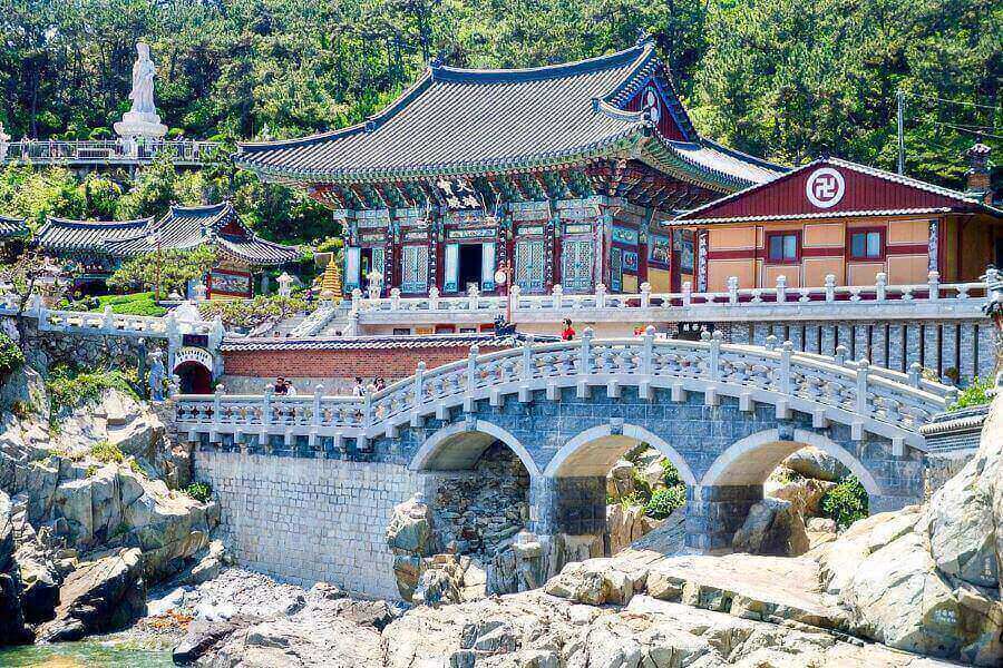 Ngay khi bước qua cổng chùa, bạn sẽ ngỡ ngàng trước vẻ đẹp độc đáo của nơi đây