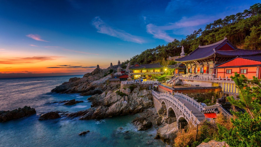 Không chỉ có biển xanh, cát trắng mà Busan còn sở hữu vô số cảnh quan thiên nhiên hoang sơ, hùng vĩ