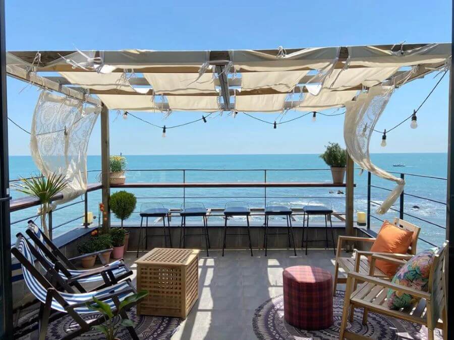 Cafe Rooftop sở hữu một không gian lý tưởng để thư giãn, ngắm cảnh và tận hưởng không khí biển cả