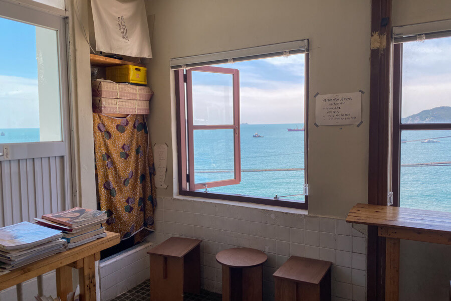 Sonmokseoga kết hợp hài hòa giữa không gian cafe ấm cúng và một hiệu sách nhỏ xinh, tạo nên một điểm đến độc đáo và thu hút