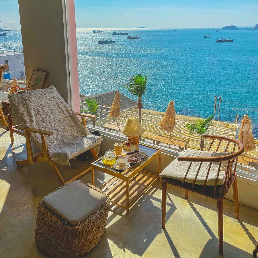 Huinnyeoul Beach trở thành một trong những quán cafe view biển siêu đẹp và được yêu thích tại Busan
