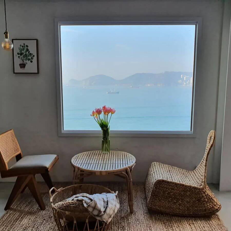 Không gian quán được thiết kế mở, tận dụng tối đa ánh sáng tự nhiên và gió biển, mang đến cảm giác thoáng đãng và dễ chịu