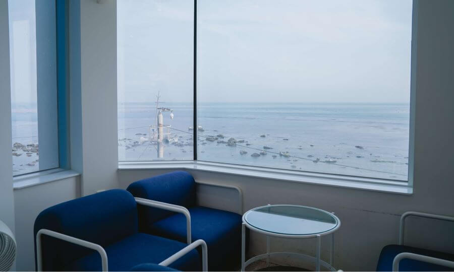 H.US Coffee là một trong những quán cafe view biển tuyệt đẹp nổi tiếng với phong cách thiết kế tối giản và hiện đại