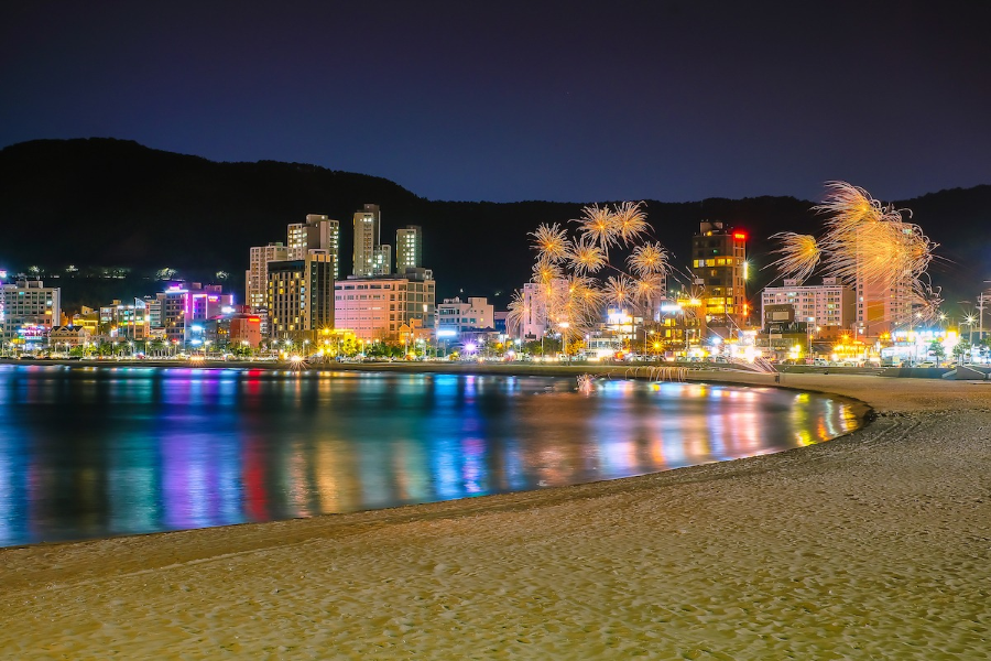 Busan về đêm còn thu hút du khách bởi những bãi biển lung linh ánh đèn