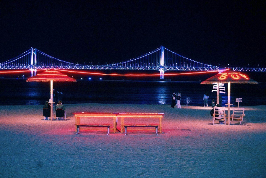 Gwangalli lại mang đến một vẻ đẹp lãng mạn và thơ mộng khi về đêm