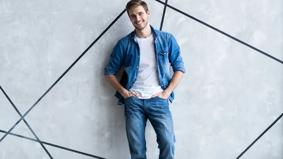 Du khách nam có thể phối áo với quần dài như quần tây, quần jeans,... để tạo nên những set đồ trẻ trung, năng động