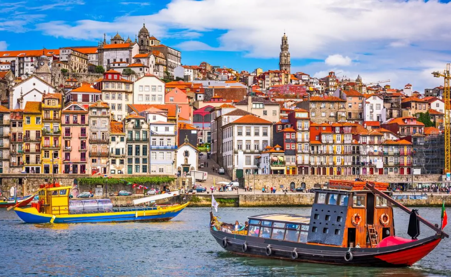 Bồ Đào Nha, với những bãi biển tuyệt đẹp, những thành phố cổ kính và nền văn hóa đa dạng, luôn là một điểm đến hấp dẫn du khách