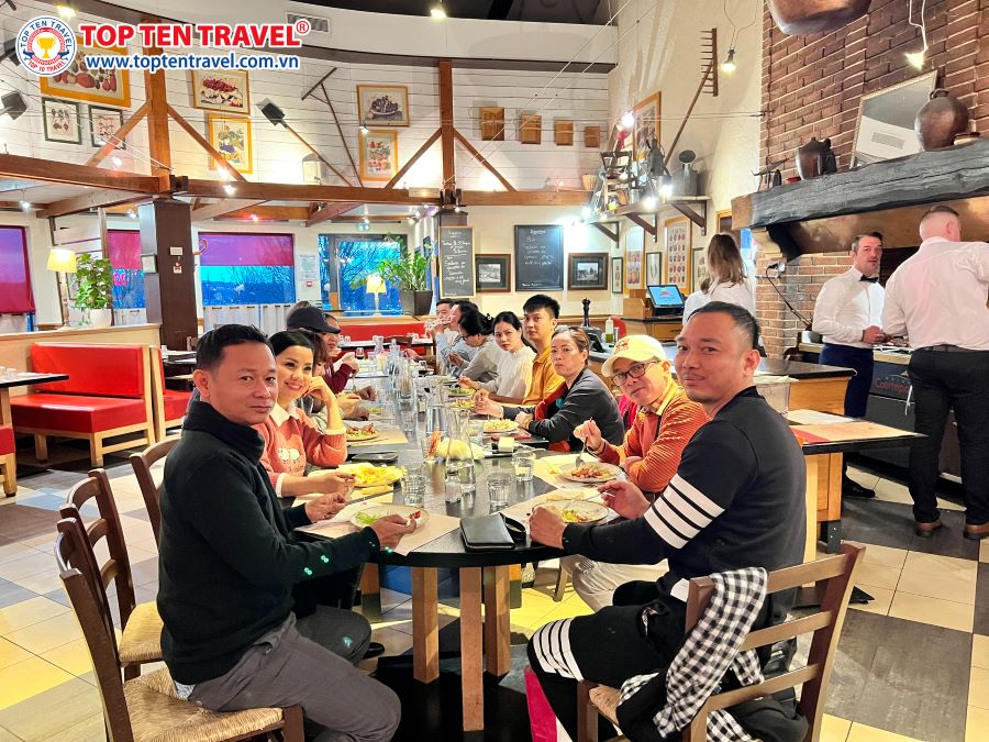 Đoàn khách thưởng thức ẩm thực độc đáo của Châu Âu