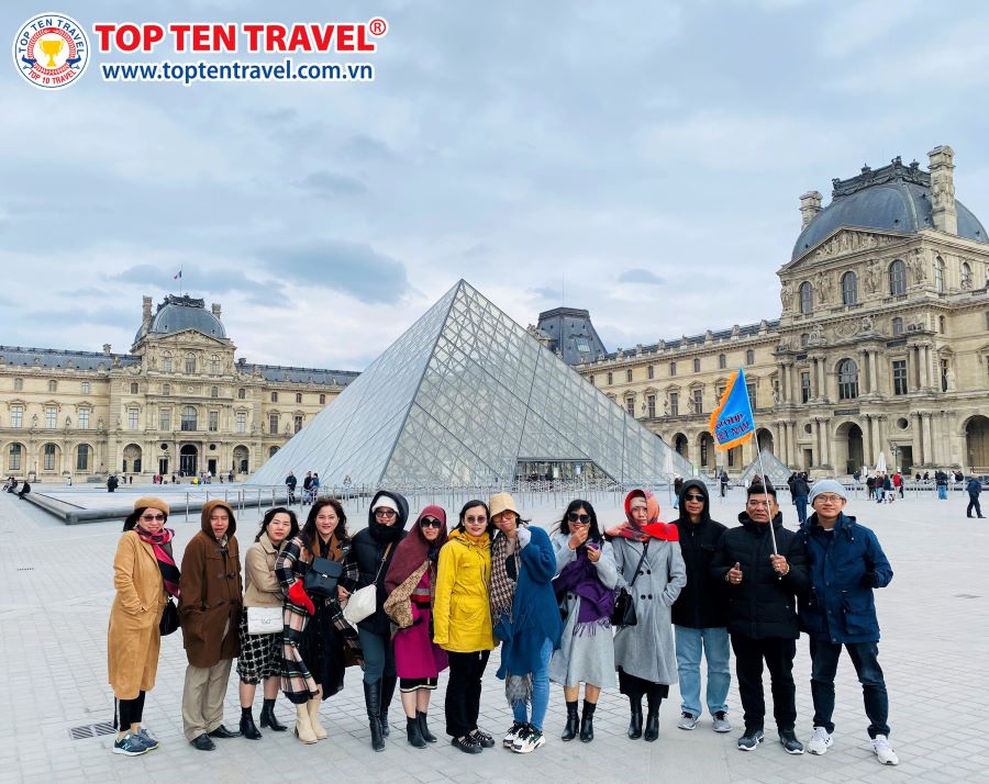 Đoàn khách Top Ten Travel tham quan và khám phá hành trình 5 nước Châu ÂU