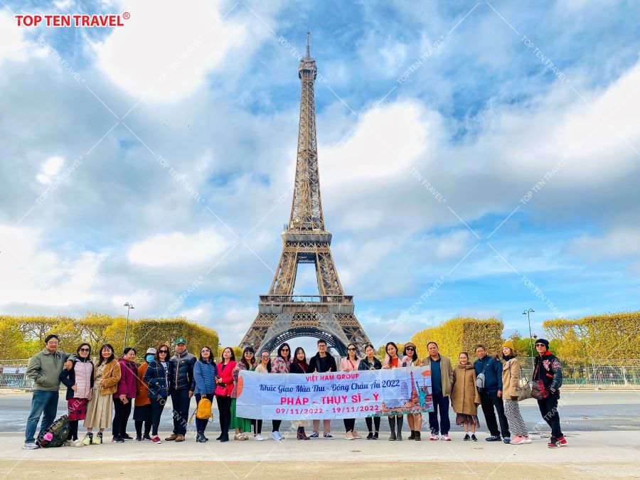 Tháp Eiffel là biểu tượng nổi tiếng của Paris
