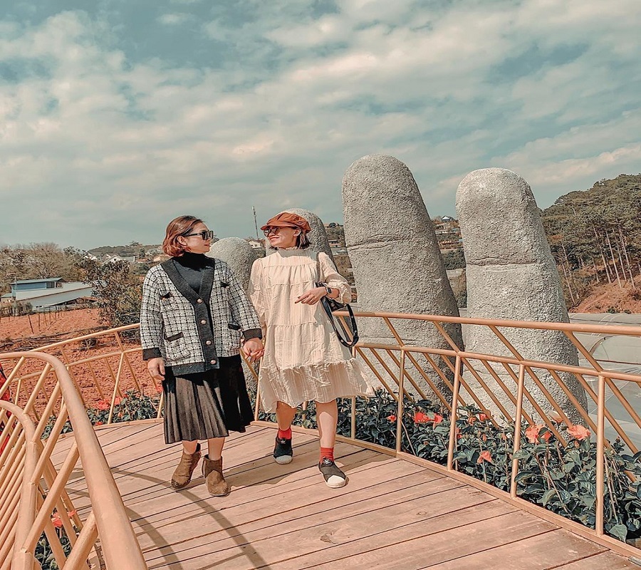 Du lịch Đà Lạt thỏa sức "sống ảo" với cầu bàn tay phiên bản thu nhỏ