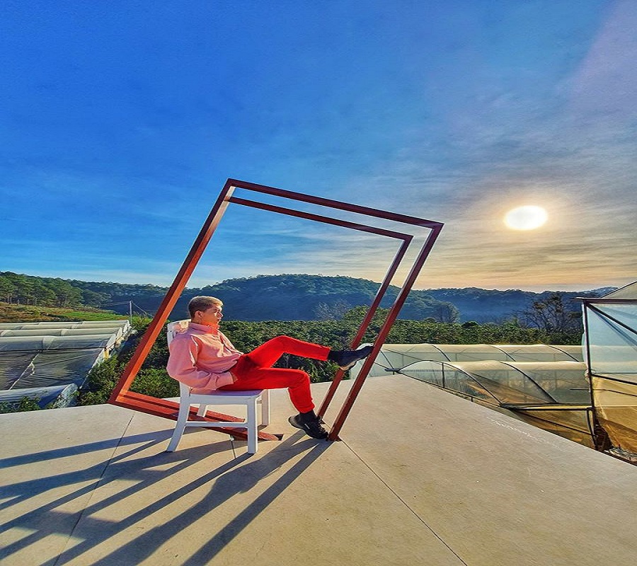 Du lịch Đà Lạt thỏa sức "sống ảo" với cầu bàn tay phiên bản thu nhỏ