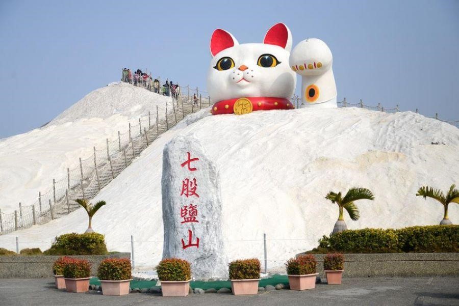 Du khách thích thú khi tham quan núi muối Qigu